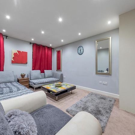 Elegant And Chic 2-Bedroom Basement Apartment In Paddington Londres Extérieur photo