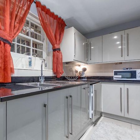Elegant And Chic 2-Bedroom Basement Apartment In Paddington Londres Extérieur photo