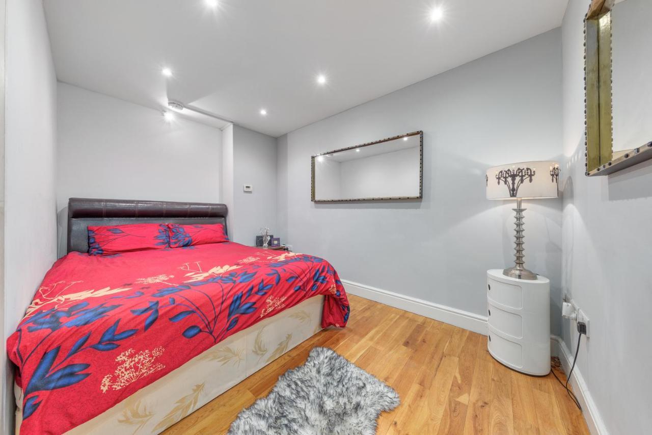 Elegant And Chic 2-Bedroom Basement Apartment In Paddington Londres Extérieur photo